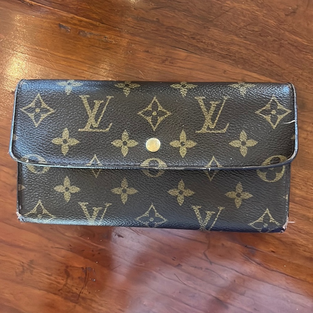 Louis Vuitton Authentic Sarah Wallet